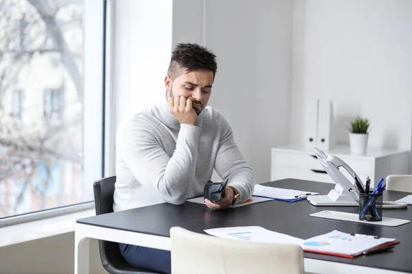 Uomo Triste Con Borsa Vuota Ufficio — Foto Stock