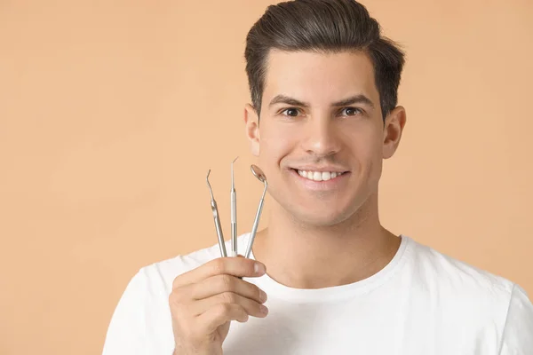 Jovem Com Ferramentas Odontológicas Sobre Fundo Cor — Fotografia de Stock