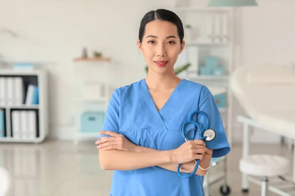 Kobieta Azjatycki Lekarz Klinice — Zdjęcie stockowe