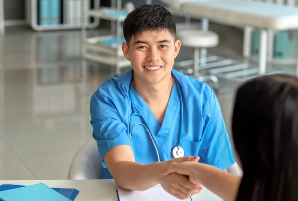 Homme Asiatique Médecin Serrant Main Patient Clinique — Photo