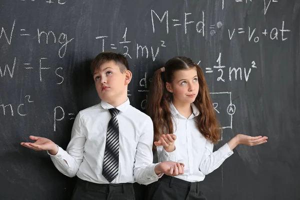 Nachdenkliche Kleine Kinder Der Tafel Beim Physikunterricht Klassenzimmer — Stockfoto