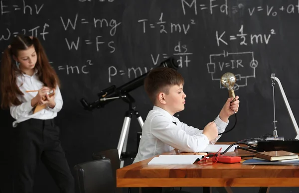 Netter Kleiner Junge Physikunterricht Klassenzimmer — Stockfoto