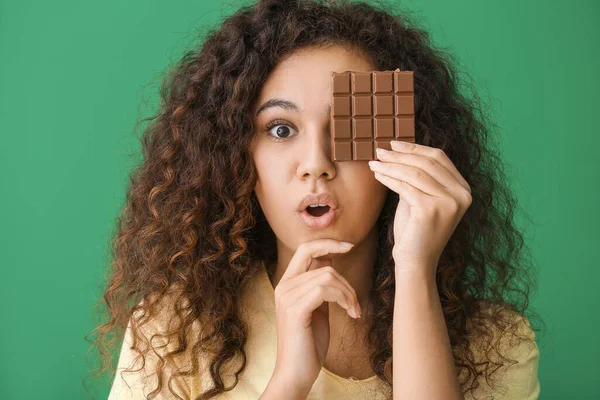 Young African American Woman Chocolate Color Background — Stock Photo, Image