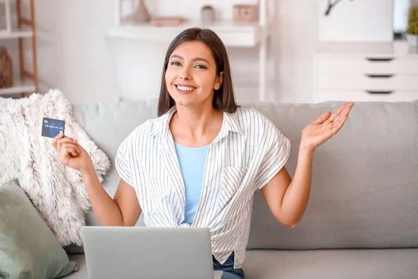 Ung Kvinna Med Laptop Och Kreditkort Hemma Nätshopping Koncept — Stockfoto