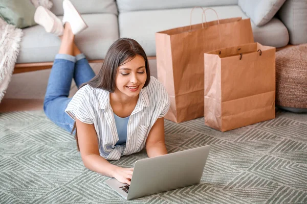 Mujer Joven Con Portátil Casa Concepto Compras Online — Foto de Stock