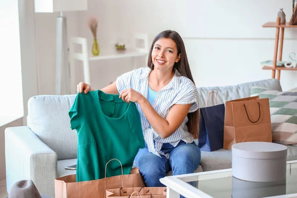 Mujer Joven Con Ropa Nueva Casa Concepto Compras Online — Foto de Stock