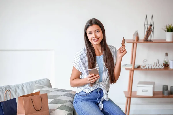 Mujer Joven Con Teléfono Móvil Tarjeta Crédito Casa Concepto Compras — Foto de Stock