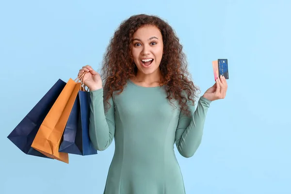 Jonge Vrouw Met Creditcards Boodschappentassen Kleur Achtergrond — Stockfoto
