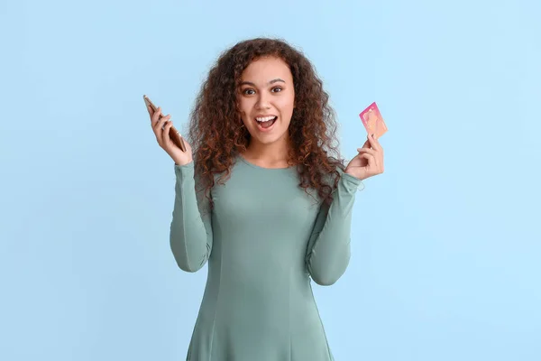 Молодая Женщина Мобильным Телефоном Кредитной Картой Цветном Фоне Концепция Покупок — стоковое фото