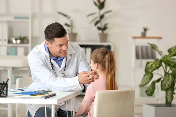 Pediatra Examinando Menina Clínica — Fotografia de Stock