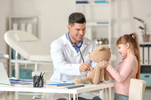 Kinderarts Met Speelgoed Meisje Tonen Het Gebruik Van Stethoscoop Kliniek — Stockfoto