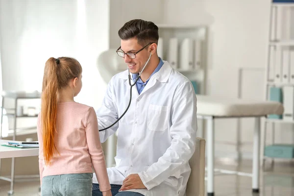 Pediatra Examinando Menina Clínica — Fotografia de Stock