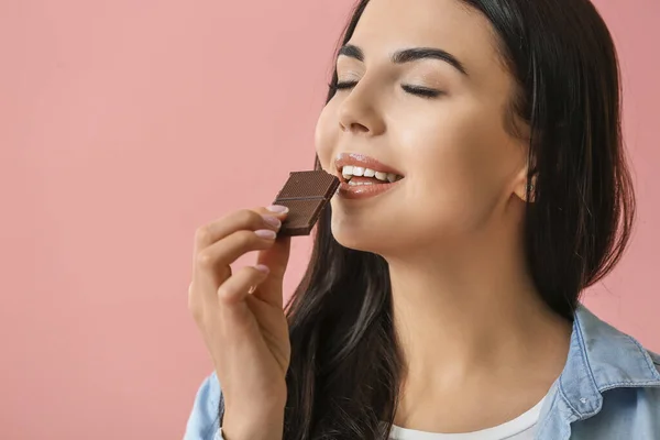 Mulher Bonita Com Chocolate Fundo Cor — Fotografia de Stock