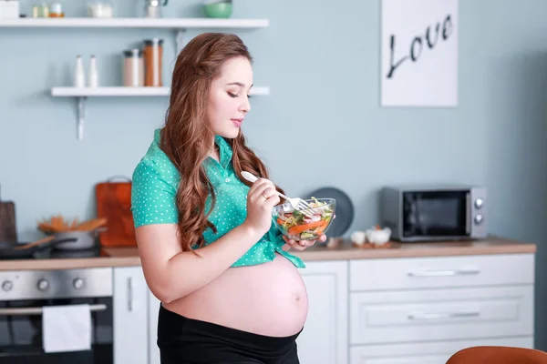 Mulher Grávida Bonita Com Salada Saudável Cozinha — Fotografia de Stock