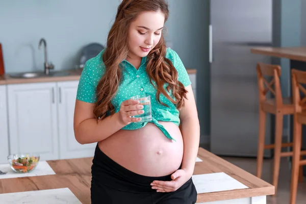 Krásná Těhotná Žena Sklenicí Vody Kuchyni — Stock fotografie