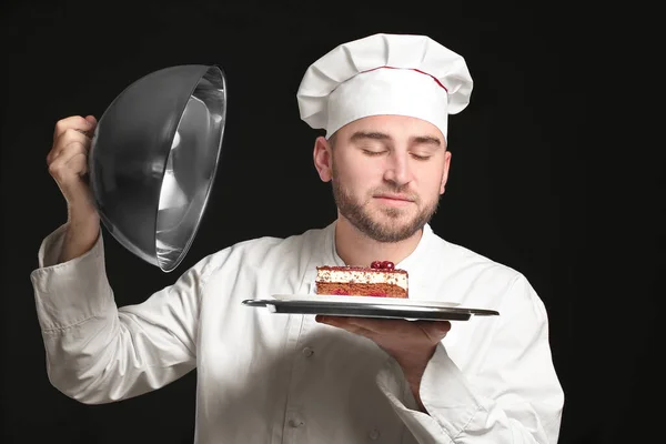 Bonito Chef Masculino Com Saborosa Sobremesa Fundo Escuro — Fotografia de Stock