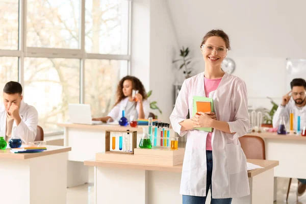 Young Woman Chemistry Lesson Classroom — Stock Photo, Image