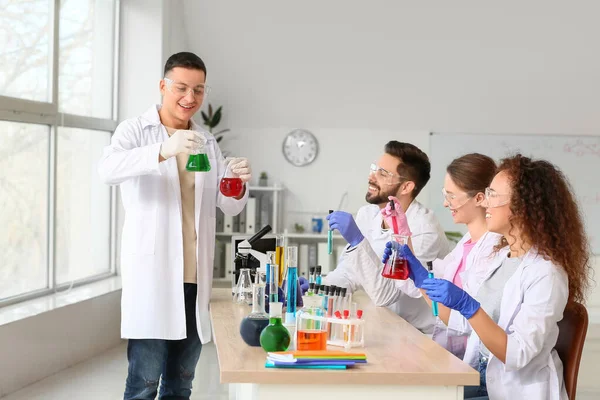 Nauczyciel Prowadzi Lekcję Chemii Klasie — Zdjęcie stockowe