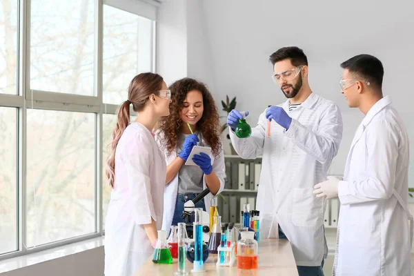 Young People Chemistry Lesson Classroom — Stock Photo, Image