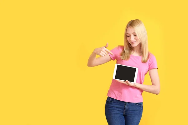 Schöne Junge Frau Mit Tablet Computer Auf Farbigem Hintergrund — Stockfoto