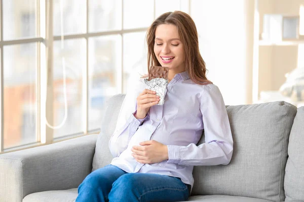 Smuk Gravid Kvinde Spiser Chokolade Derhjemme - Stock-foto