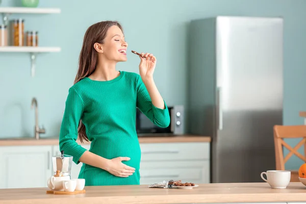 Beautiful Pregnant Woman Eating Chocolate Kitchen — Stock Photo, Image