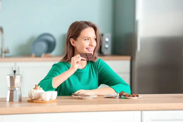 Hermosa Joven Comiendo Chocolate Cocina —  Fotos de Stock