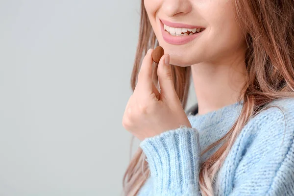Όμορφη Νεαρή Γυναίκα Σοκολάτα Καραμέλα Στο Φως Φόντο Closeup — Φωτογραφία Αρχείου