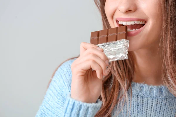 Beautiful Young Woman Chocolate Light Background Closeup — Stock Photo, Image