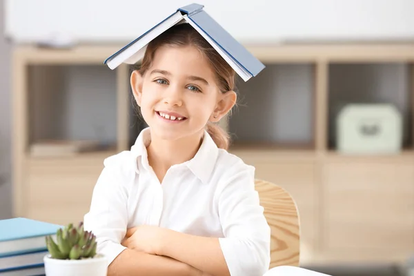 Nettes Kleines Schulmädchen Mit Buch Klassenzimmer — Stockfoto