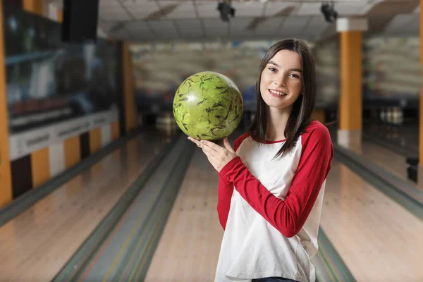 Mladá Žena Míčem Bowling Clubu — Stock fotografie