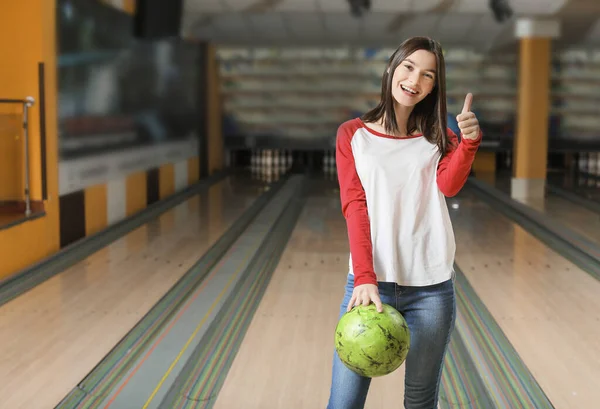 Mladá Žena Kuličkou Ukazující Palec Nahoru Bowlingovém Klubu — Stock fotografie