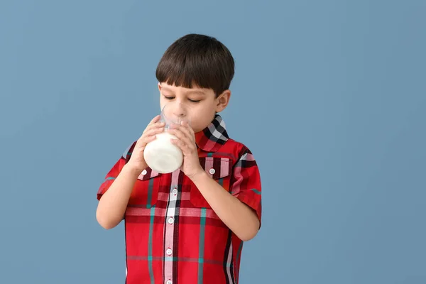 Ragazzino Con Latte Sfondo Colori — Foto Stock