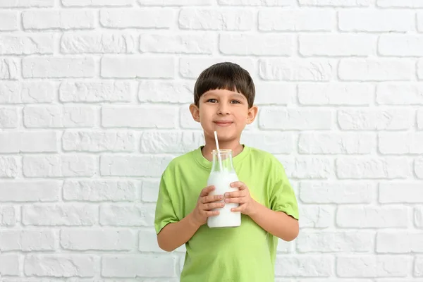 Kleine Jongen Met Melk Witte Baksteen Achtergrond — Stockfoto