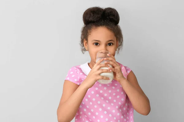 Маленька Афро Американська Дівчина Молоком Світлому Фоні — стокове фото
