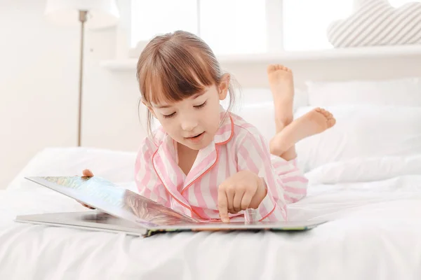 Gadis Kecil Yang Lucu Membaca Cerita Pengantar Tidur Rumah — Stok Foto