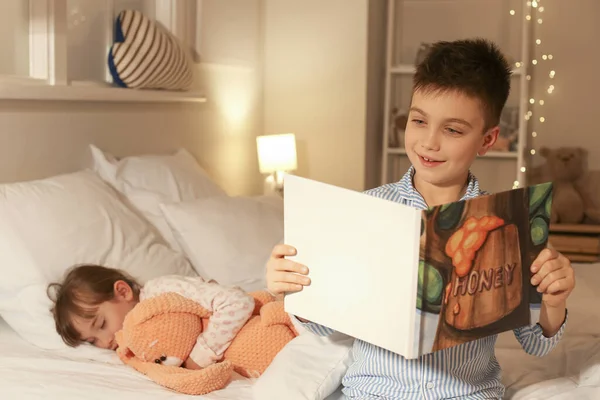 Niña Durmiendo Mientras Hermano Lee Cuento Casa —  Fotos de Stock