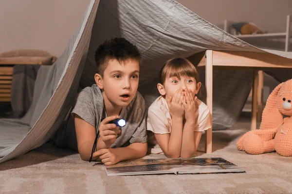 Korkmuş Küçük Çocuklar Evde Masal Okuyor — Stok fotoğraf