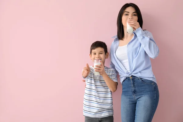 Mother Her Little Son Drinking Milk Color Background — Stock Photo, Image