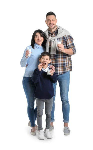 白人背景的家庭饮用牛奶 — 图库照片