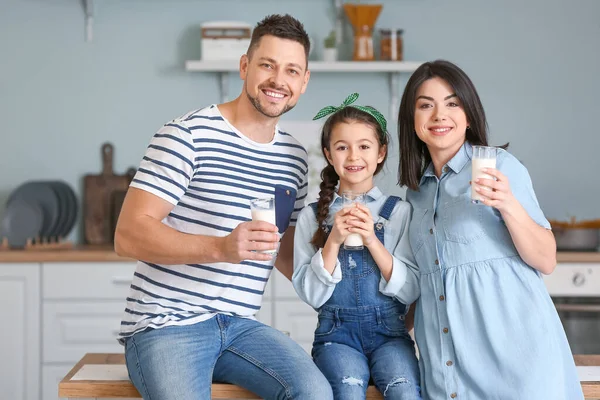Famiglia Che Beve Latte Casa — Foto Stock