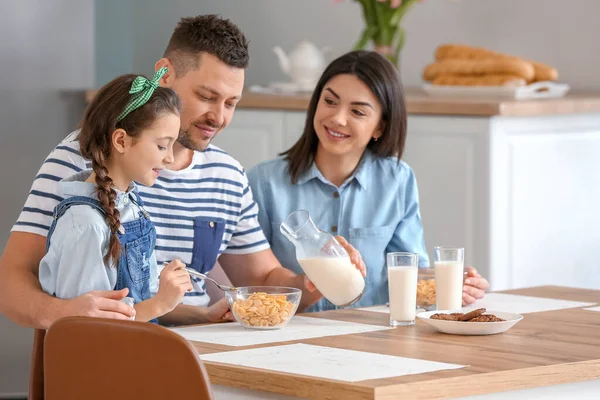 Family Drinking Milk Breakfast Home — Stock Photo, Image