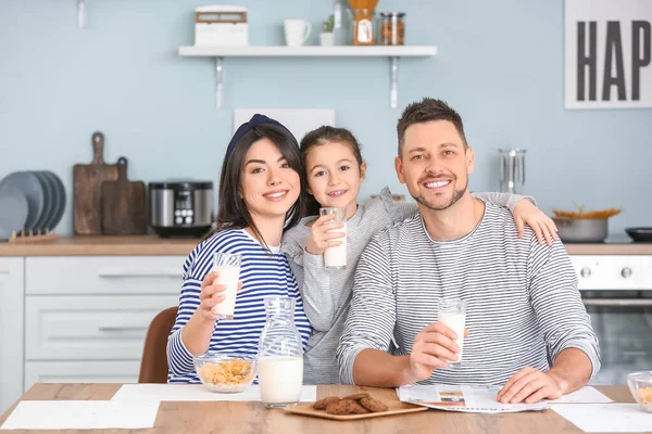 Family Drinking Milk Breakfast Home — Stock Photo, Image