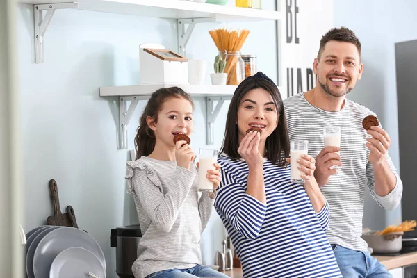 Familie Trinkt Hause Milch Mit Keksen — Stockfoto