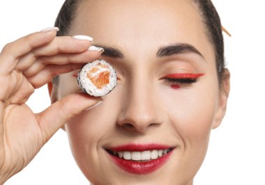 Beyaz arka planda lezzetli suşisi olan güzel kadın, yakın plan.