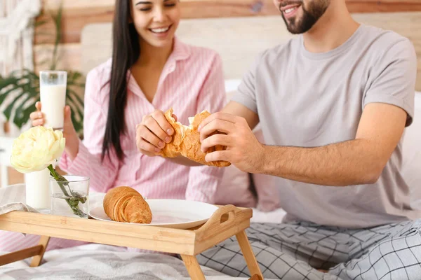 Jovem Casal Tomando Café Manhã Cama Casa — Fotografia de Stock