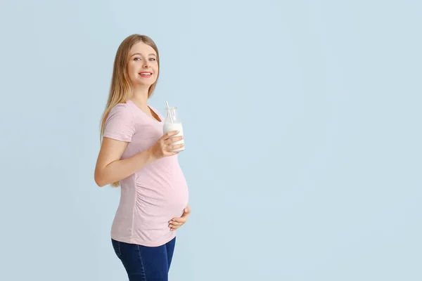 Красивая Беременная Женщина Молоком Цветном Фоне — стоковое фото