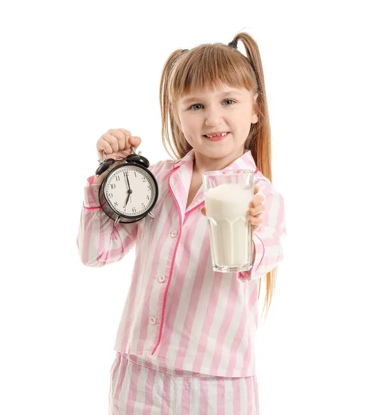Kleines Mädchen Mit Milchglas Und Wecker Auf Weißem Hintergrund — Stockfoto