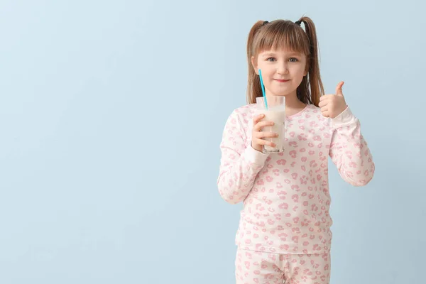 Niña Con Vaso Leche Mostrando Gesto Pulgar Hacia Arriba Sobre —  Fotos de Stock