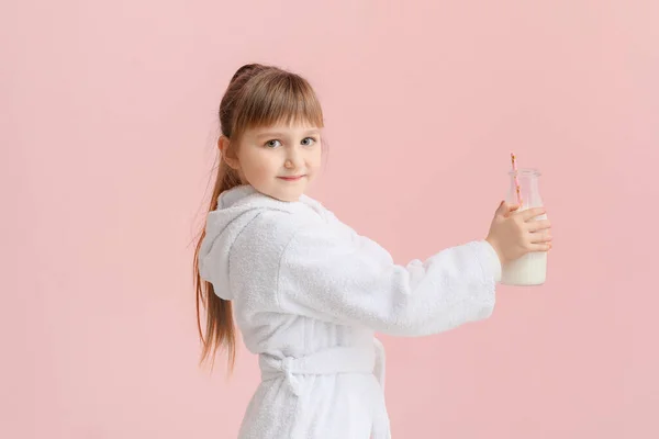 Dziewczynka Butelką Mleka Tle Koloru — Zdjęcie stockowe